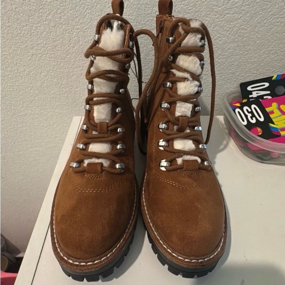 Women’s boots size 6
